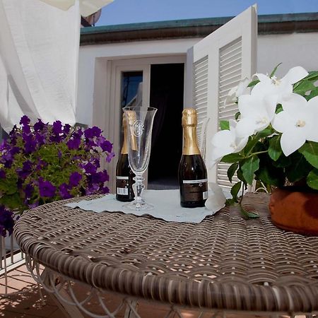 Hotel La Petite Maison เวียเรจโจ ภายนอก รูปภาพ
