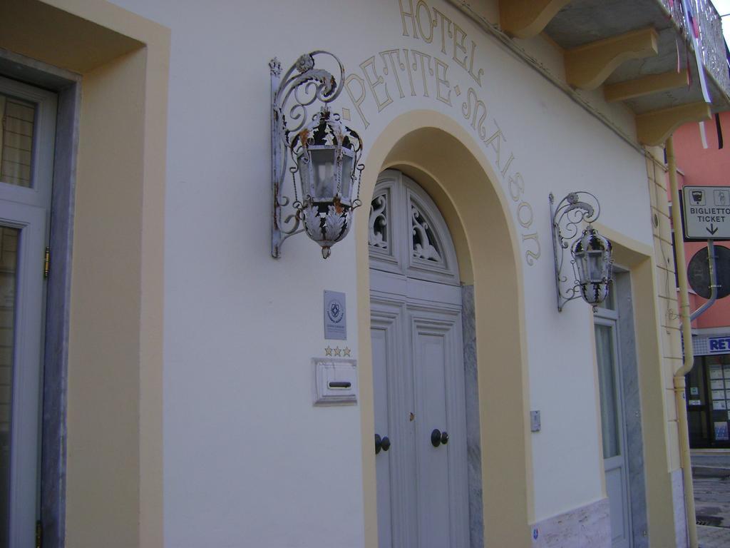Hotel La Petite Maison เวียเรจโจ ภายนอก รูปภาพ