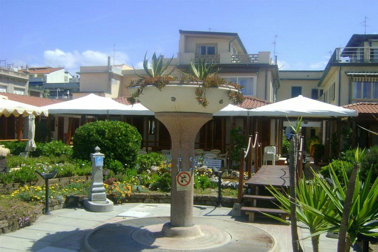 Hotel La Petite Maison เวียเรจโจ ภายนอก รูปภาพ